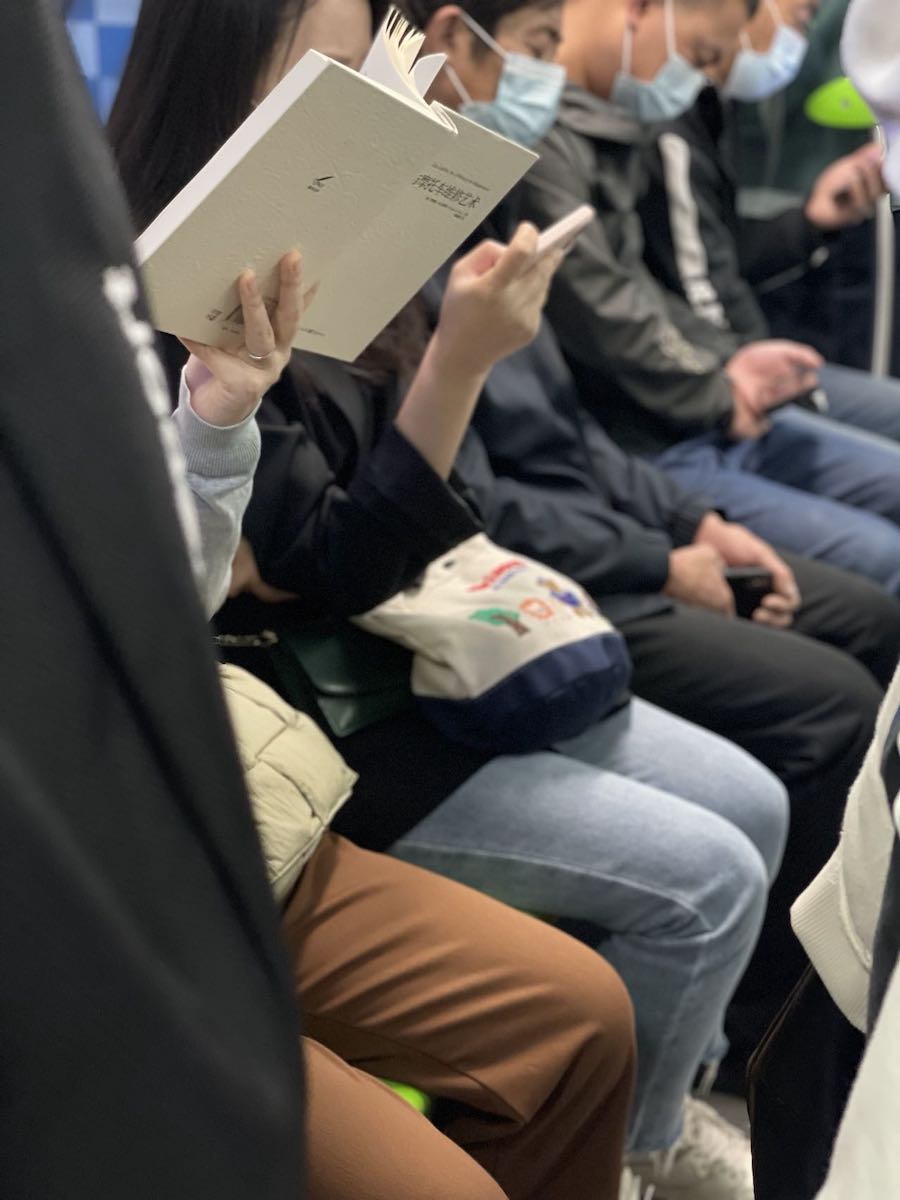 拍北京地铁上的读书人第六年:在熟悉的生活中享受奇遇