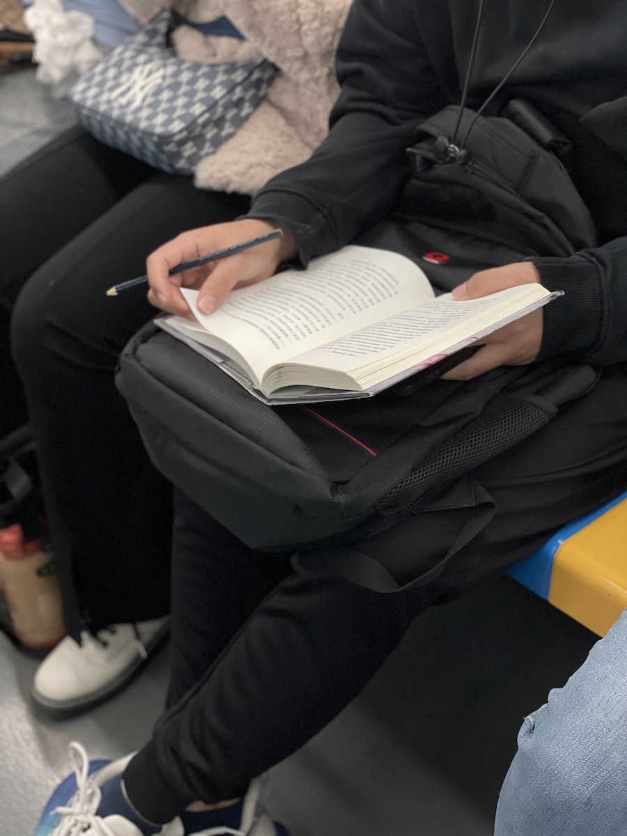 拍北京地铁上的读书人第六年:在熟悉的生活中享受奇遇