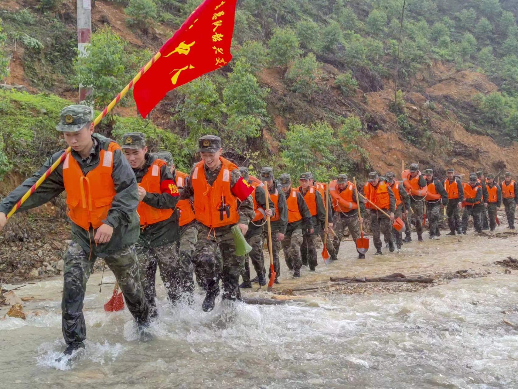 挺进"孤岛" 打通"生命线"——武警广东总队韶关支队300名官兵紧急投入