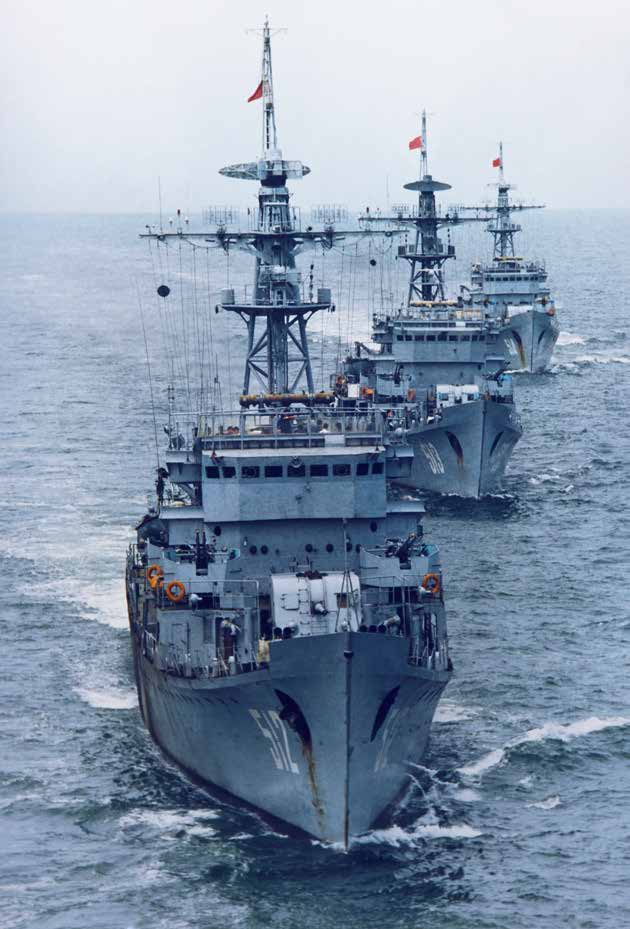 第一代导弹护卫舰编队巡逻，20世纪80年代。郭一江 摄