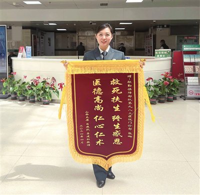 军装和白衣是我的信心和底气(图)