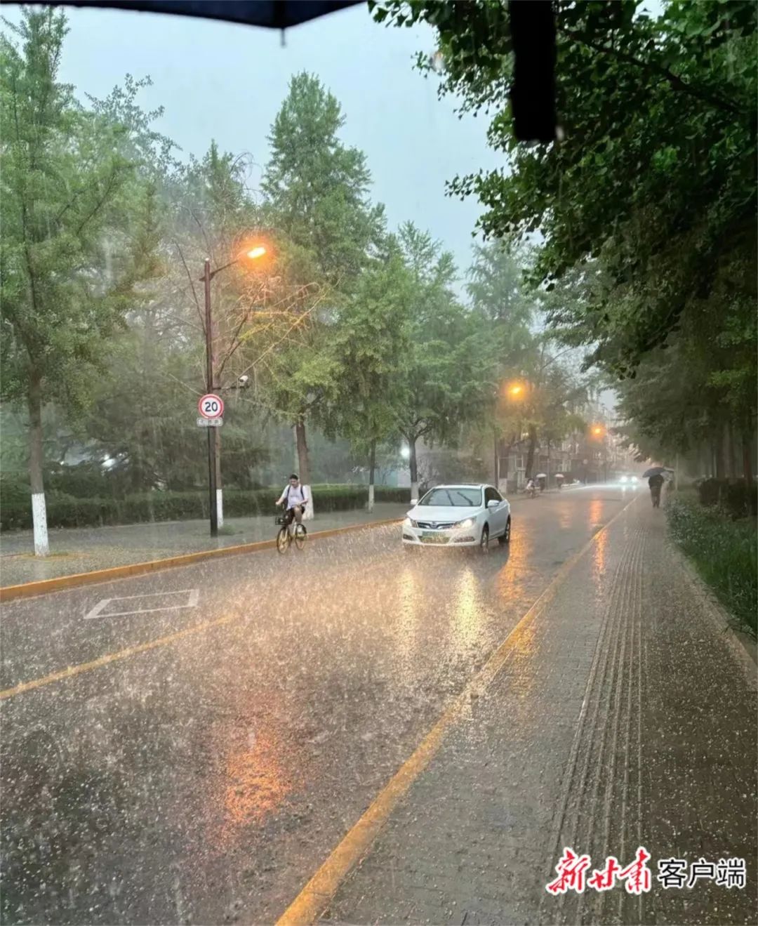 4月22日12时55分左右,甘肃宁县出现冰雹,冰雹最大直径1厘米,持续时间