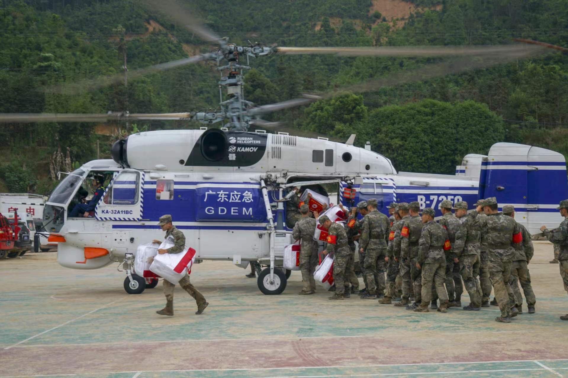 挺进"孤岛" 打通"生命线"——武警广东总队韶关支队300名官兵紧急投入