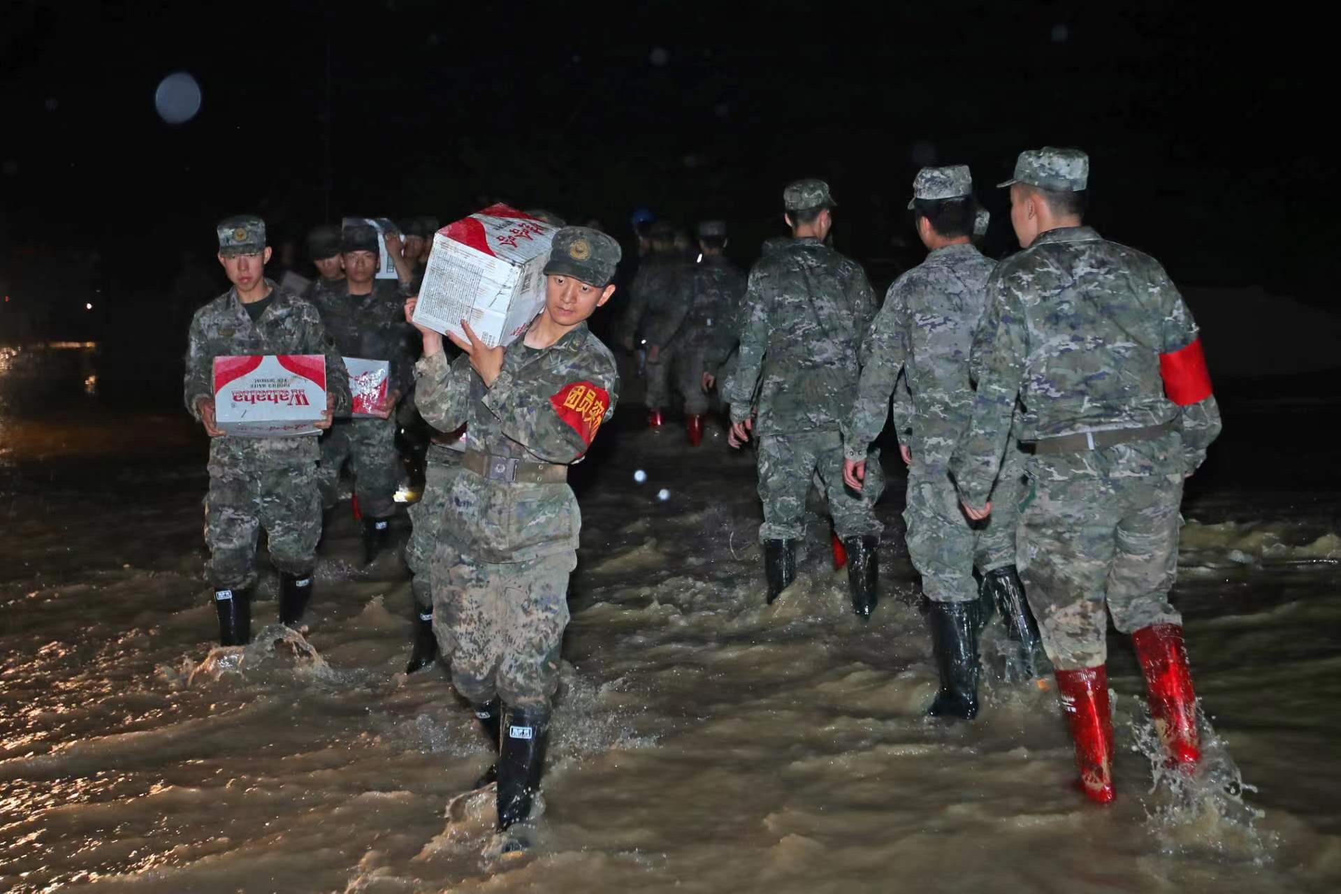 挺进"孤岛" 打通"生命线"——武警广东总队韶关支队300名官兵紧急投入