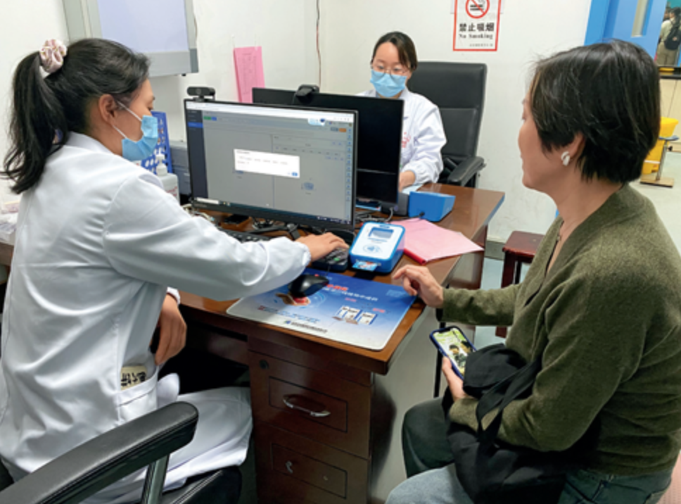 医生在智医系统里写病历.