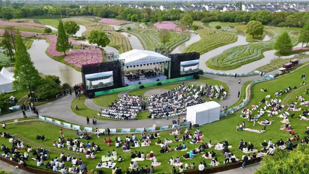音乐节大舞台设在花开海上生态园的"花之舞"区域