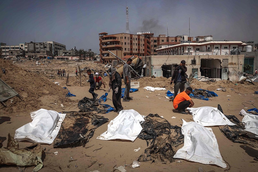 当地时间2024年4月23日，加沙地带南部汗尤尼斯，民众和医务人员在纳赛尔医院区域安置尸体。