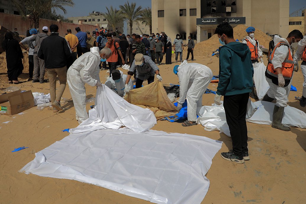 当地时间2024年4月23日，加沙地带南部汗尤尼斯，工作人员在纳赛尔医院安置尸体。