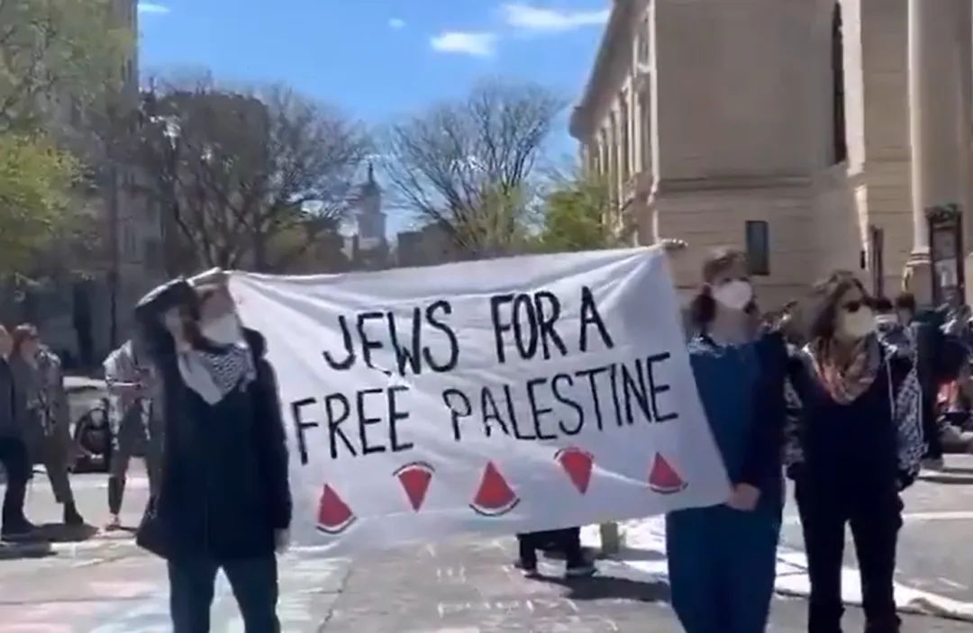 纽约大学犹太学生支持“解放巴勒斯坦”，社交媒体视频截图