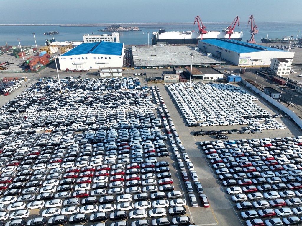 2023年12月24日，江苏连云港一码头，滚装轮正在装载出口汽车。图自IC Photo