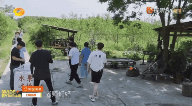 在娱乐圈何炅就被很多人尊称为"何老师"|图源:《向往的生活》截图