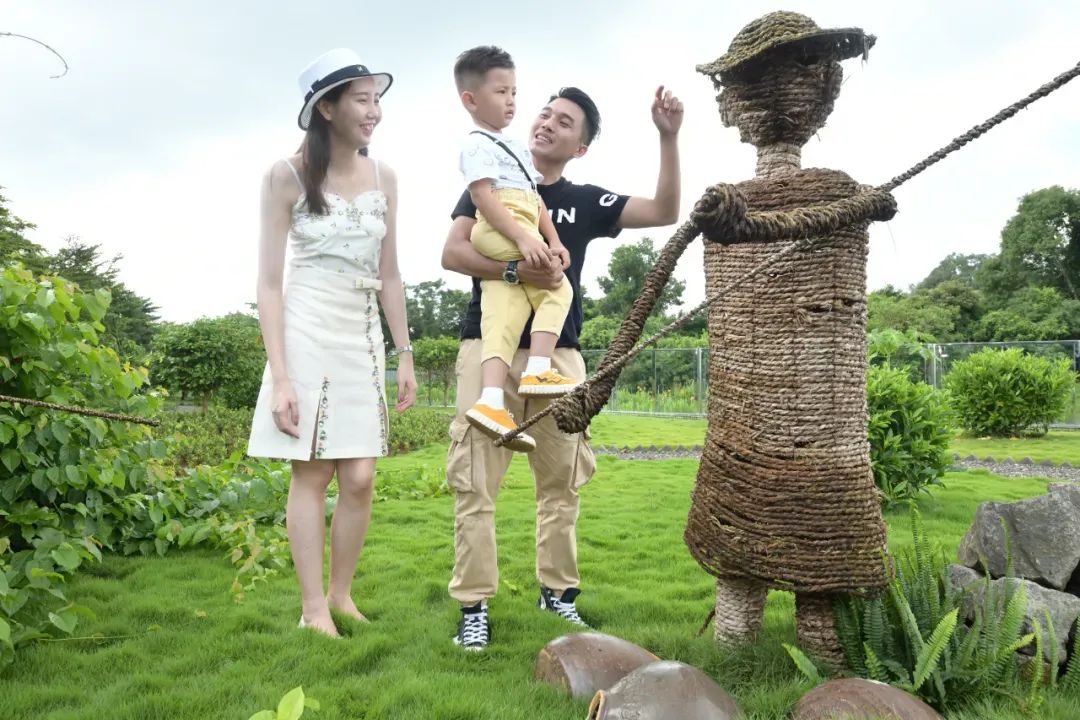 > 五一假期期间,2024海南荷花节也将在芳园艺术村开展,现场以祈福树