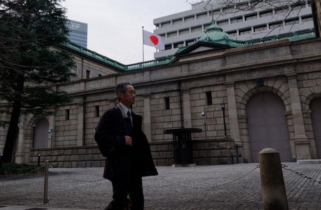 3月19日，一名行人从日本东京的日本银行总部前走过。新华社记者 张笑宇 摄