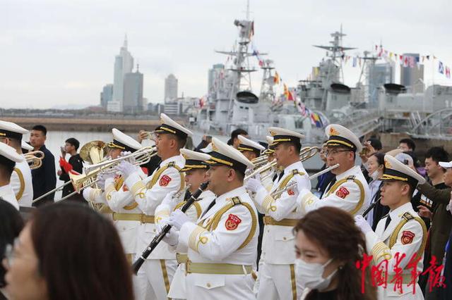 4月20日，山东青岛，海军博物馆，海军军乐团在行进乐表演中。中青报·中青网记者 孔斯琪/摄
