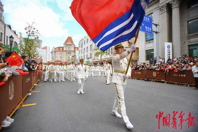 4月20日，山东青岛一处百年老街，海军军乐团在演出中变换队形。中青报·中青网记者 孔斯琪/摄