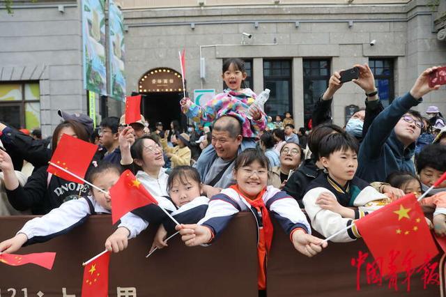4月20日，山东青岛一处百年老街，市民游客近距离观看海军军乐团演出。中青报·中青网记者 孔斯琪/摄