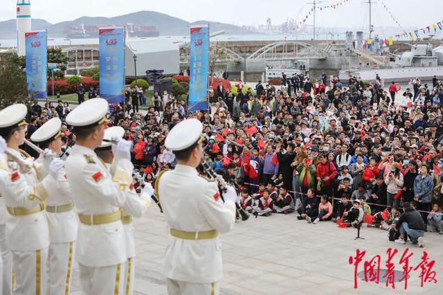 4月20日，山东青岛，海军博物馆，民众观看海军行进乐表演。中青报·中青网记者 孔斯琪/摄