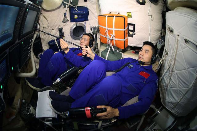 2023年12月7日，叶光富、李聪（左）进行飞船模拟器训练。徐部/摄