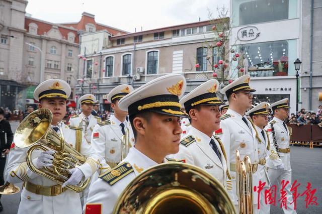 4月20日，山东青岛一处百年老街，海军军乐团在行进乐表演中。中青报·中青网记者 孔斯琪/摄