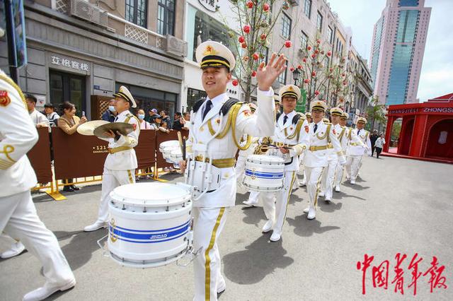 4月20日，山东青岛一处百年老街，海军军乐团演出完毕，向市民挥手道别。中青报·中青网记者 孔斯琪/摄