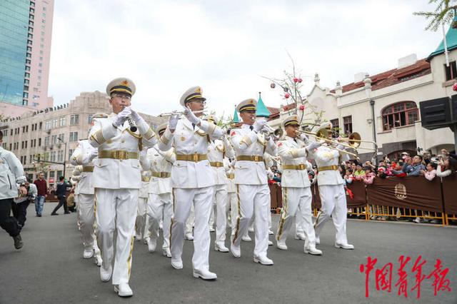 庆祝人民海军成立75周年 海军军乐团走进博物馆和百年老街