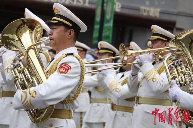 4月20日，山东青岛一处百年老街，海军军乐团演出完毕，向市民挥手道别。中青报·中青网记者 孔斯琪/摄