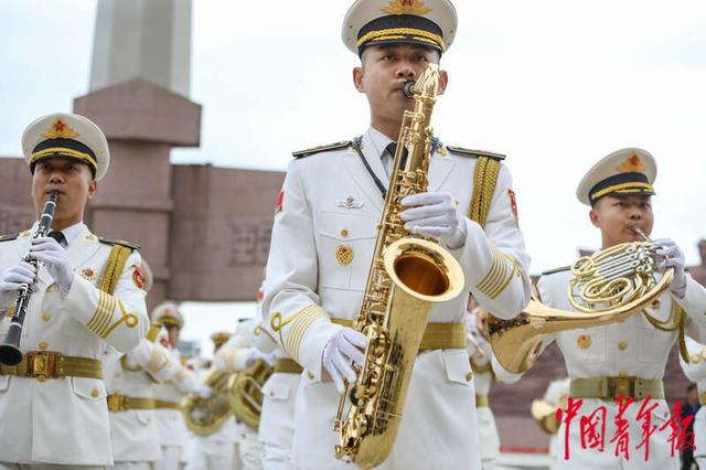 4月20日，山东青岛，海军博物馆，一名观看海军军乐团表演的小观众。中青报·中青网记者 孔斯琪/摄