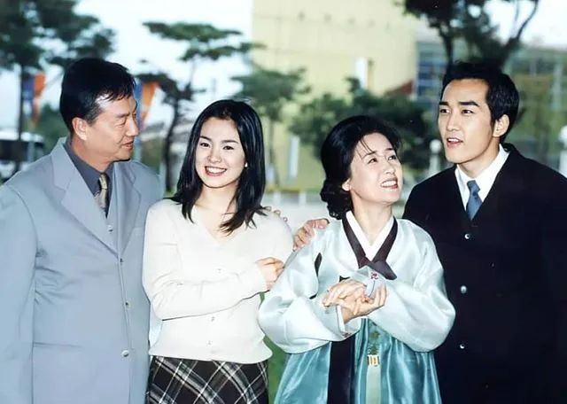 鲜于银淑（右二）在《蓝色生死恋》饰演男主尹俊熙的母亲