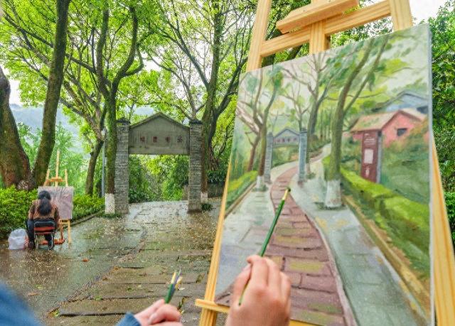 4月20日，红岩村大有农场，学生在画布上作画。记者 李雨恒 摄