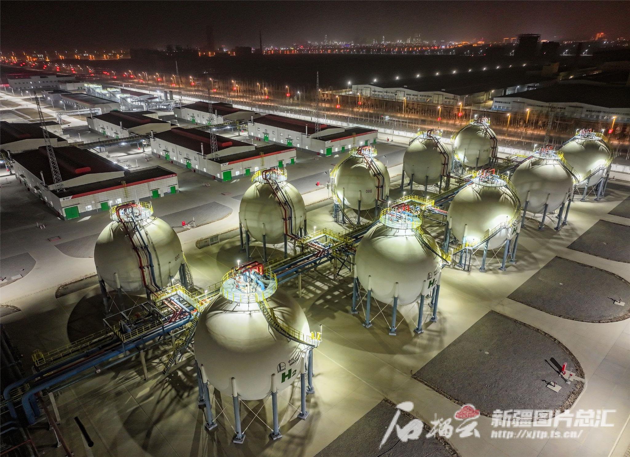 位于库车市的中国石化新疆库车绿氢示范项目夜景（2月22日无人机摄）。天山网-新疆日报记者 周鹏摄