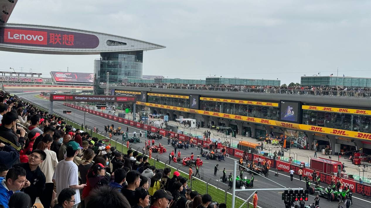 （2024年F1中国大奖赛座无虚席，三天吸引超过20万人次现场观赛。郭阳琛/摄影）