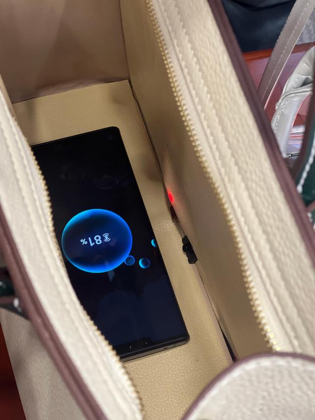 手机放进可充电概念包就能充电 澎湃新闻记者 朱奕奕 图