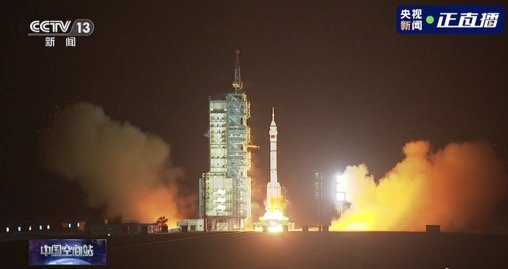 从杨利伟2003年10月15日乘神舟五号飞船首次进入太空…|杨利伟|神舟|飞船_新浪新闻