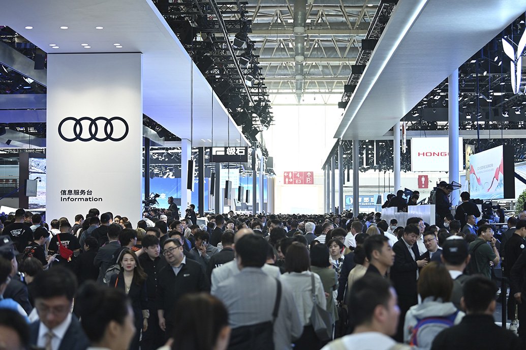 2024年4月25日，北京，参观者在第十八届北京国际汽车展览会上。