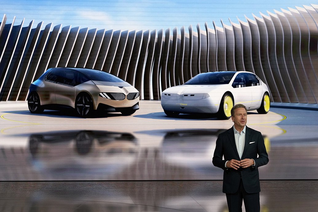 2024年4月25日，北京，宝马公司董事长兼首席执行官奥利弗·齐普策亮相北京车展。