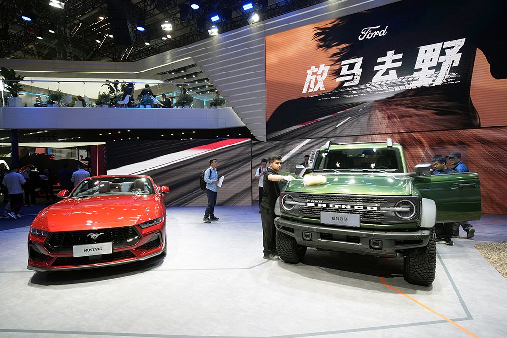 2024年4月25日，在北京车展上，福特汽车公司的野马敞篷跑车(左)和烈马SUV。