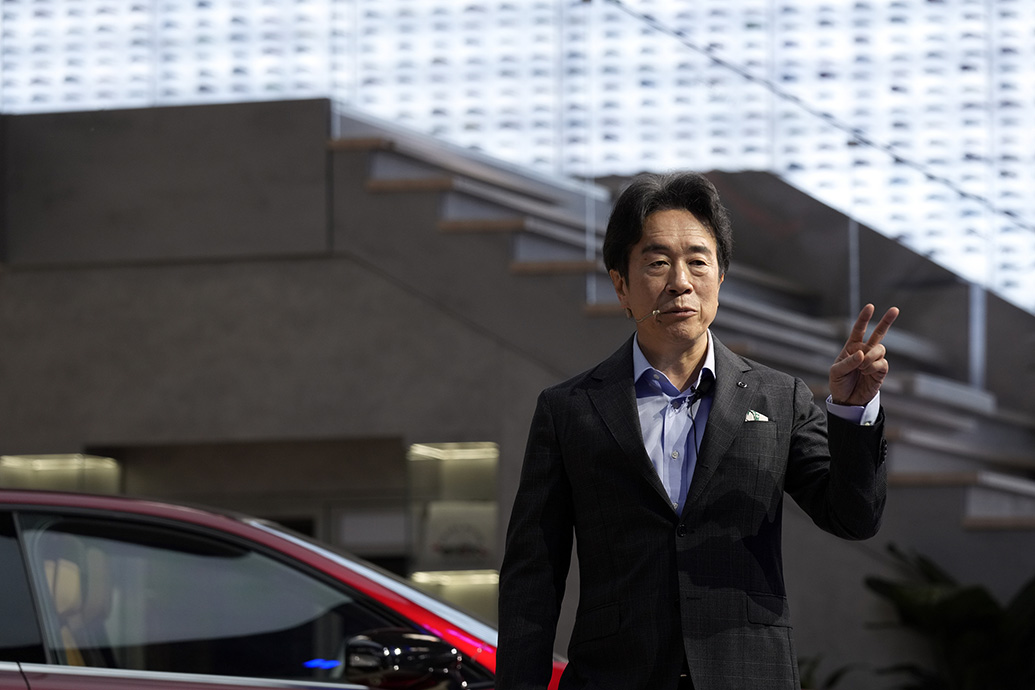 2024年4月25日星期四，马自达汽车公司首席执行官莫罗正弘在北京车展上亮相。