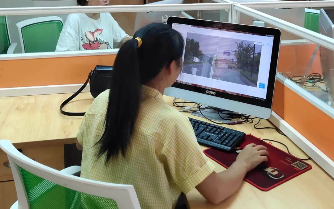 〓?一名數據標注工正在工作(圖源:視覺中國)