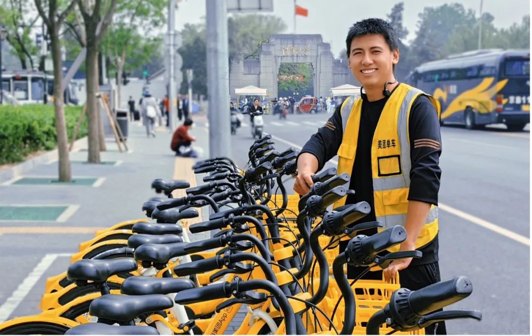 ▲90后运维员魏江龙，在清华校园周边服务经手近20000辆共享单车。乔思/摄
