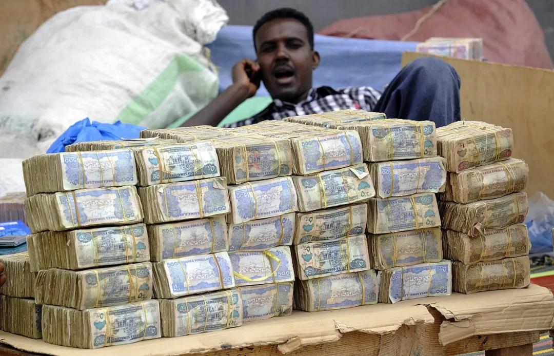 暴跌99.99%,这个国家崩了