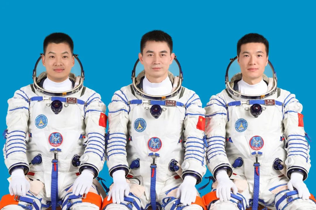 这是神舟十八号航天员叶光富（中）、李聪（右）、李广苏。新华社发