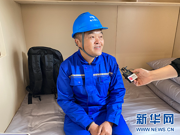 电网建设者在接受媒体采访。新华网 王雪松 摄