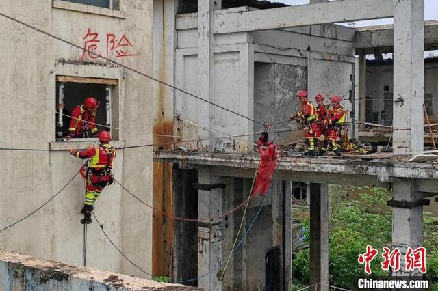 建筑物垮塌综合救援科目进行现场。四川消防 供图