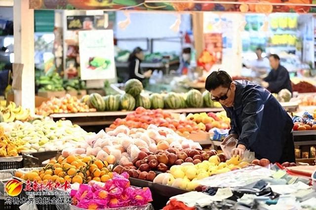 　　4月24日，在高新区（新市区）北二路七街农贸市场，市民正在选购水果。记者石磊摄