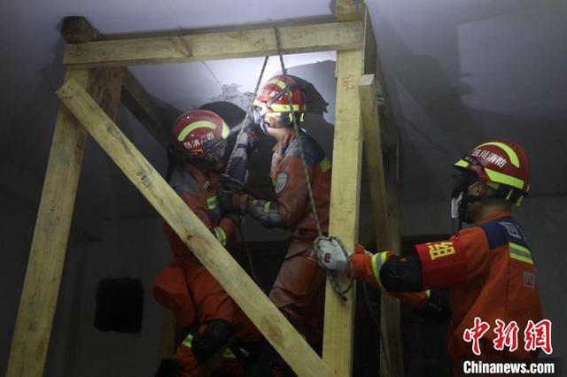 消防救援人员向上开展破拆作业。四川消防 供图