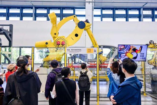 发那科机器人工厂车间内景。上海税务部门供图