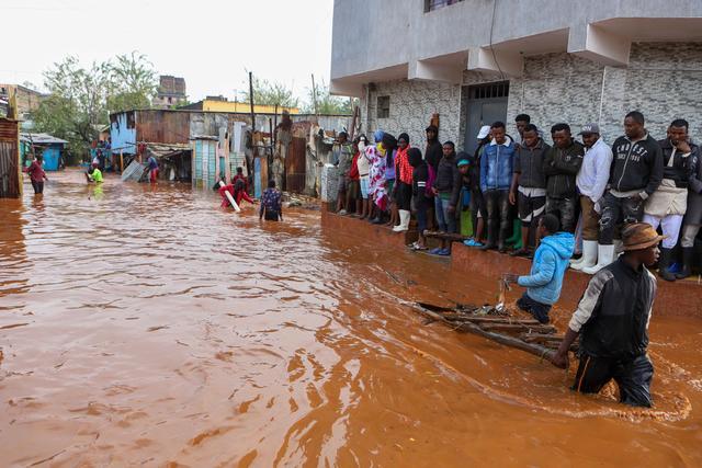 4月24日，在肯尼亚内罗毕马萨雷贫民区，人们被洪水围困。新华社发（乔伊·纳布科瓦摄）