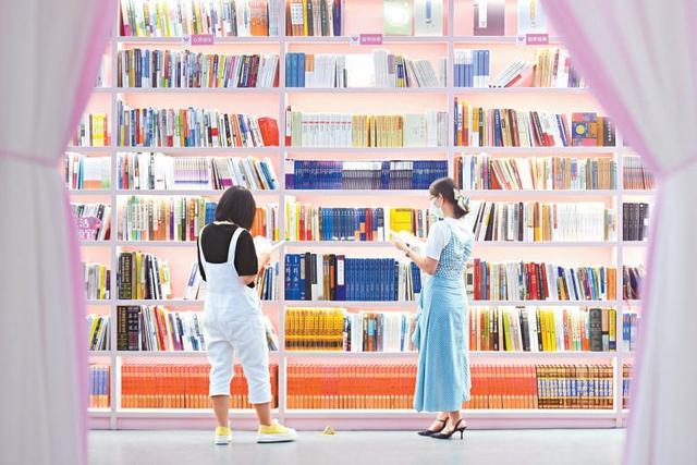 位于东城区隆福大厦的更读书社将图书展销与文创商品结合。 邓伟摄
