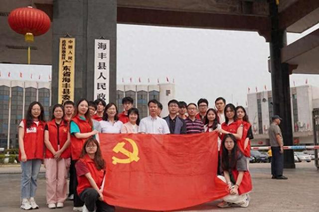 深大经济学院师生在海丰县调研。深圳大学党委宣传部供图