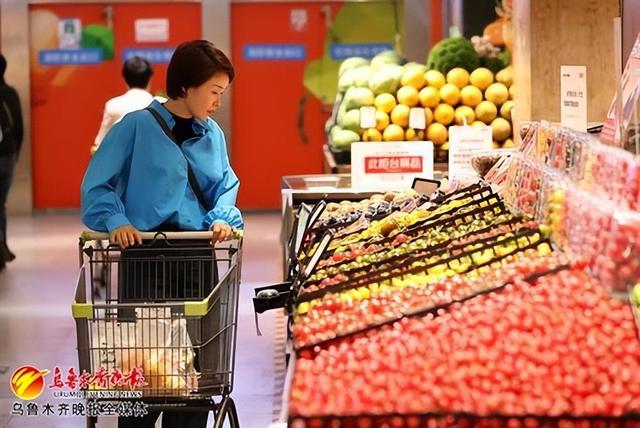 　　4月24日，在北京路汇嘉超市，市民正在选购水果。记者石磊摄